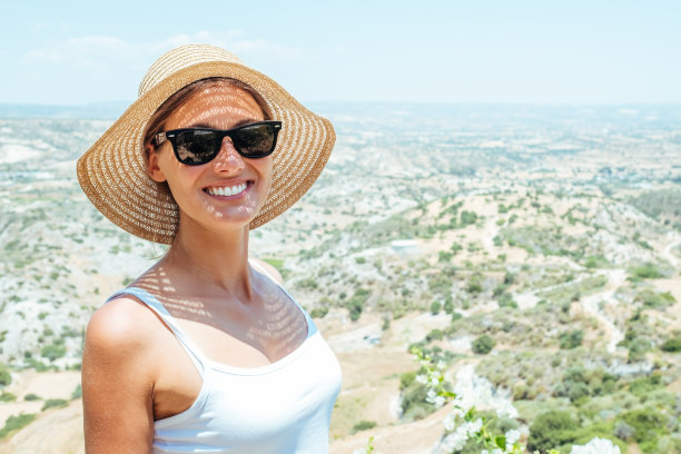 年轻潮人的阳光生活写真，戴着草帽，山谷风景背景图片下载