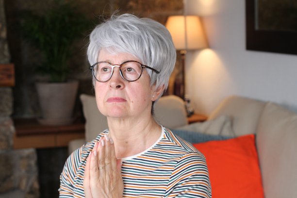 年长的女人在家祈祷图片下载