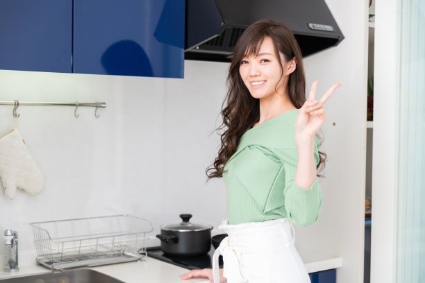 烹饪的亚洲女人图片下载