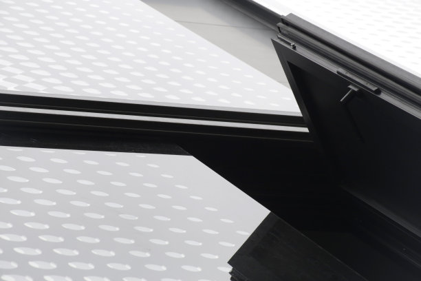 窗户内部和外部。办公大楼内外碎片黑白照片。抽象的现代建筑背景在grunge技术。图片下载