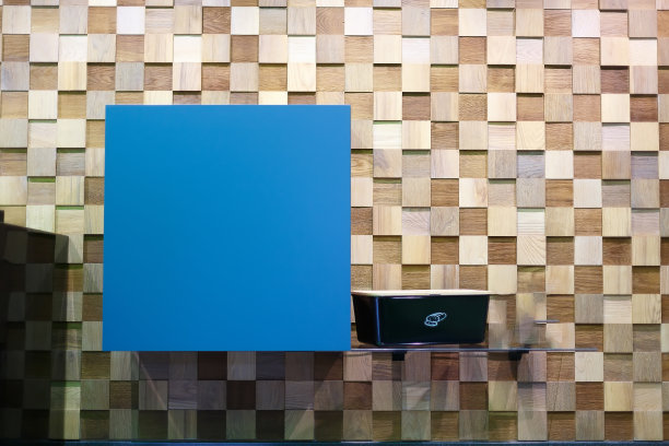 橱柜在厨房的一面木墙上图片下载