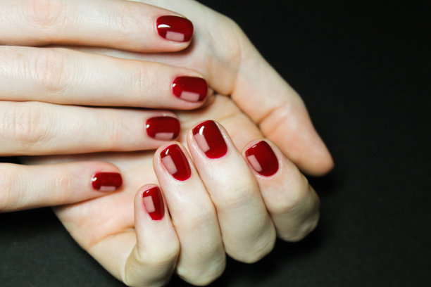 明亮和时尚的指甲与不寻常的几何设计的凝胶波兰一个时尚的现代女孩图片下载