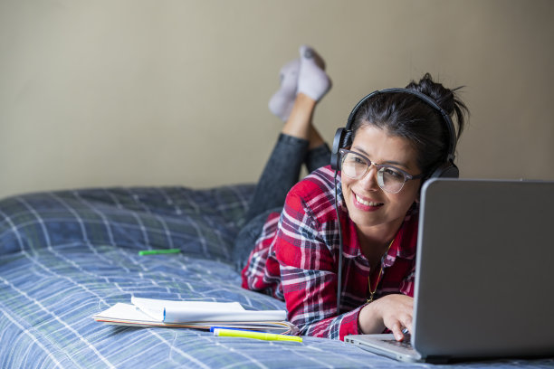 被COVID-19病毒隔离，使用笔记本电脑在家工作的妇女图片下载