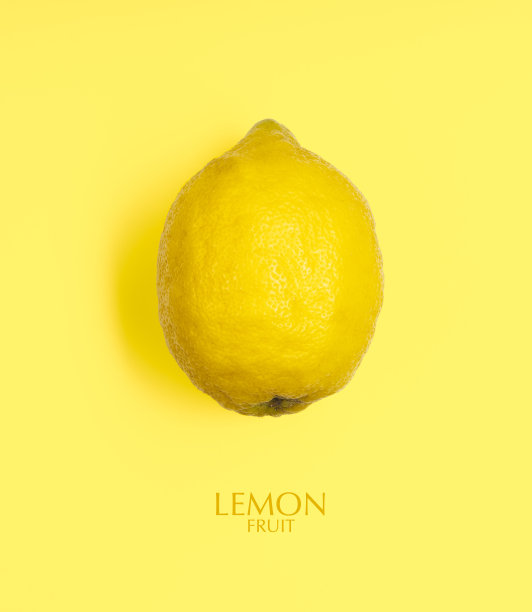 柠檬孤立在黄色背景。黄色柠檬的创意布局。平铺与拷贝空间。新鲜食品的概念。图片下载