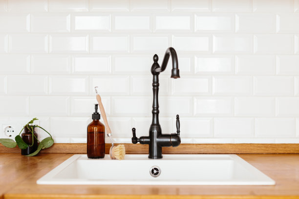 厨房与白色水槽和黑色水龙头木制台面图片下载