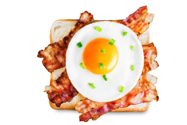 煎蛋煎培根三明治在一个白色孤立的背景图片下载