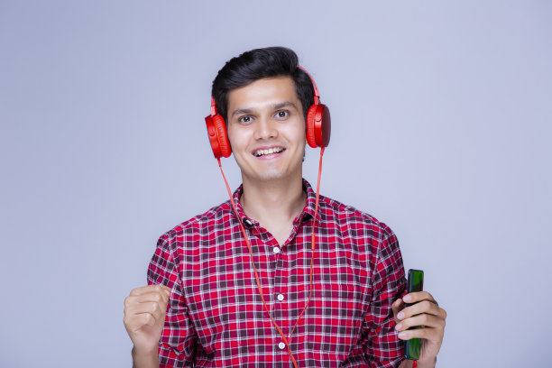 小男孩随着音乐跳舞的照片图片下载