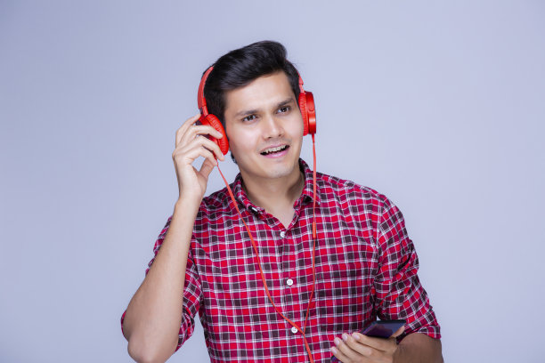 小男孩随着音乐跳舞的照片图片下载