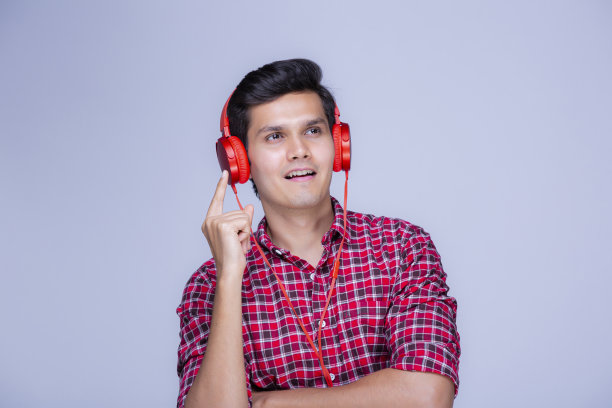 小男孩随着音乐跳舞的照片图片下载