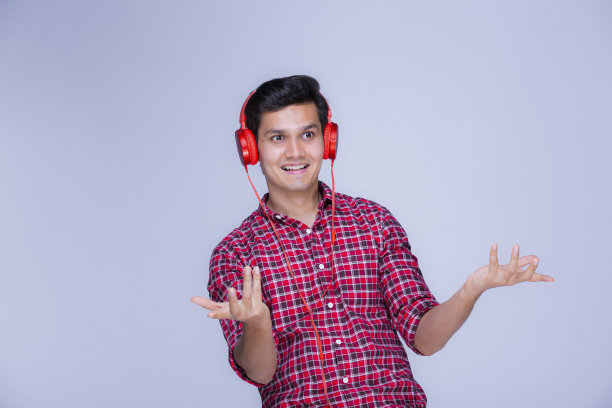 小男孩随着音乐跳舞的照片图片下载