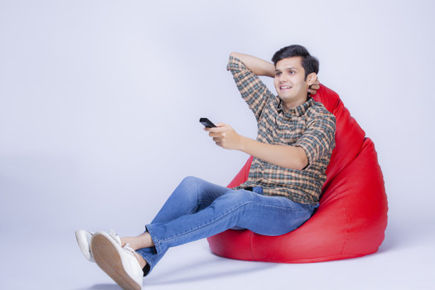 小男孩在白色背景-股票照片图片下载