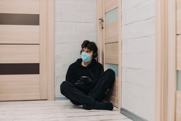 抗击新冠疫情插画：疫情期间使用手机与朋友交流图片下载