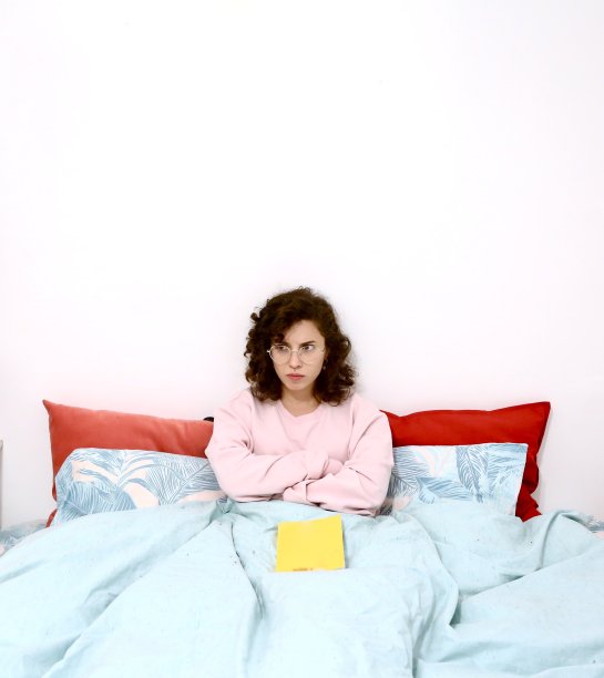 女孩在床上读书图片下载