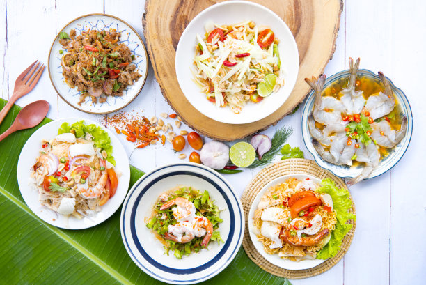 木瓜沙拉泰国菜和东北菜，泰国菜在餐桌上/传统东北菜Isaan美味的盘子上新鲜的蔬菜-多种多样的各种泰国菜单亚洲菜放在木桌上，俯视图图片下载