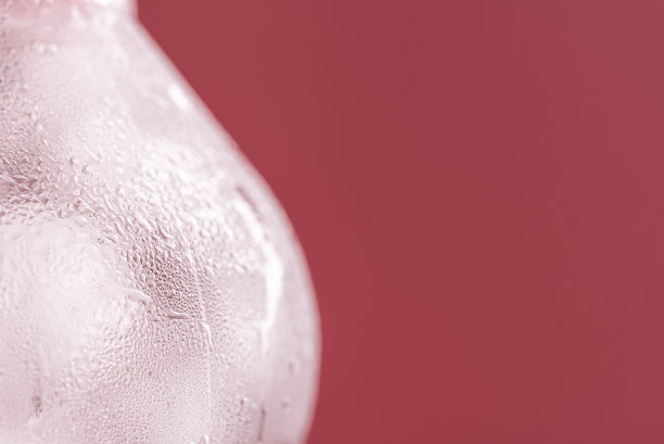 湿塑料瓶特写。瓶子里的冷水图片下载