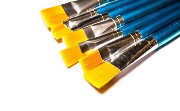 许多画笔在白色的背景图片下载