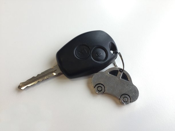 白色背景上的车钥匙图片下载