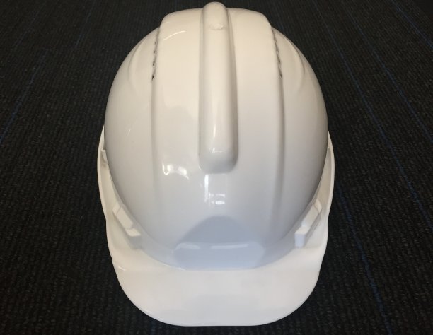 安全设备安全帽。白色的安全帽。图片下载