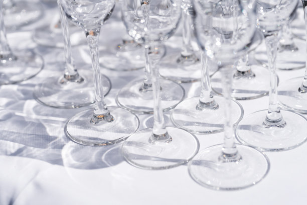 一套空白的空酒杯显示在行。为假期做准备。图片下载