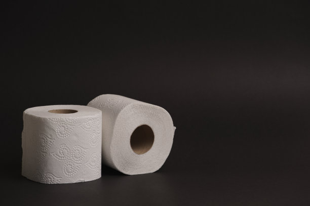 柔软卫生的白色卫生纸，黑色背景。图片下载