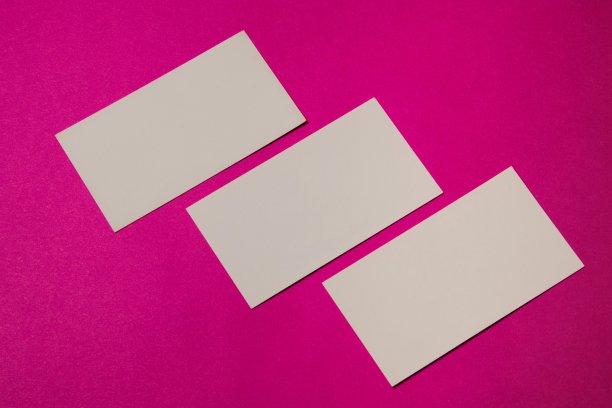 用牛皮纸做的空白名片，洋红色背景图片下载