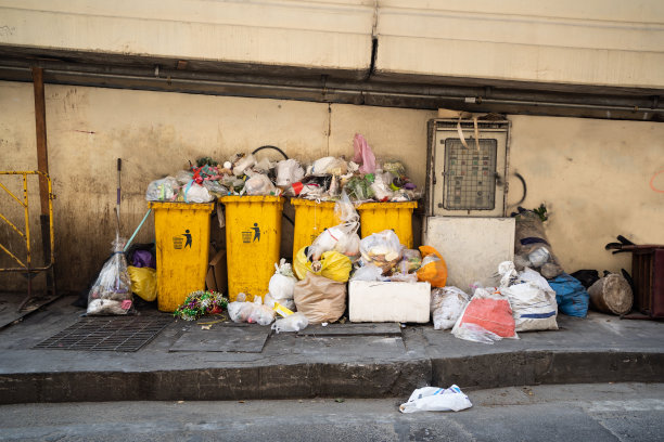 装满废物的废物容器图片下载