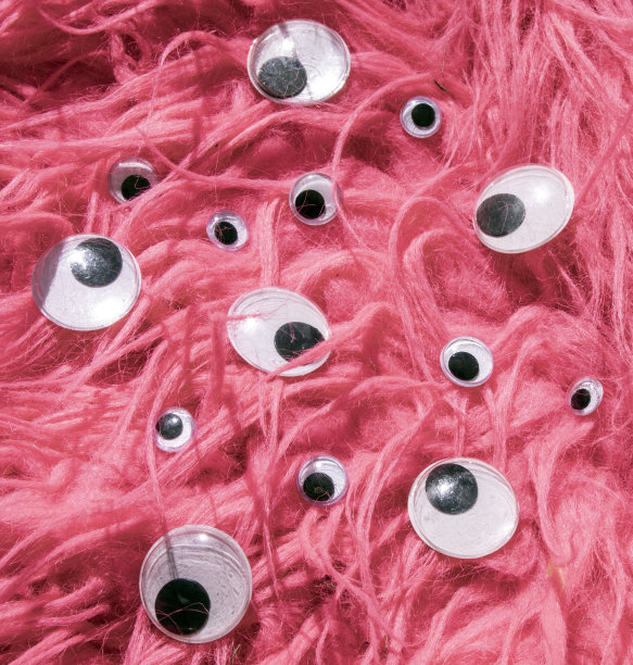 滑稽摆动谷歌眼睛在毛茸茸的织物上傻的背景图片下载