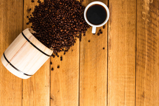咖啡杯，烤咖啡豆在木制背景，咖啡木桶顶视图，复制空间的文字，近距离的咖啡照片图片下载