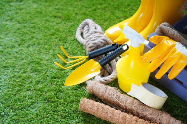 园艺。人工草坪上的园艺工具。图片下载