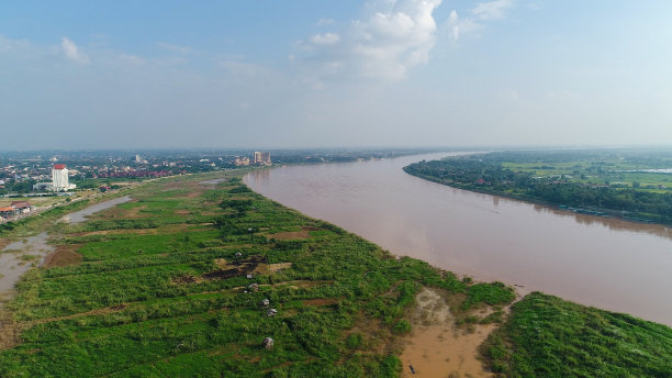 从天空中看到的老挝万象市边缘的湄公河图片下载