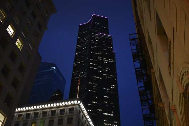 夜晚的城市建筑图片下载