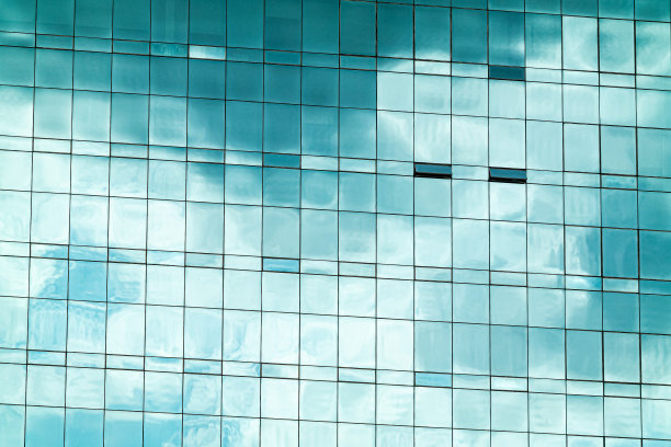 天空和云彩反射在摩天大楼的玻璃上图片下载