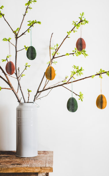 复活节圣诞树上装饰着五颜六色的节日彩蛋图片下载