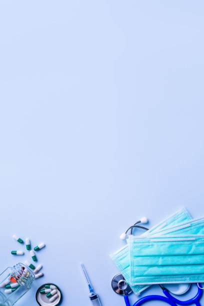 口罩与药片，听诊器，注射器医疗用品对象隔离在蓝色背景，俯视图，平躺，头顶拍摄，病毒防护概念。图片下载
