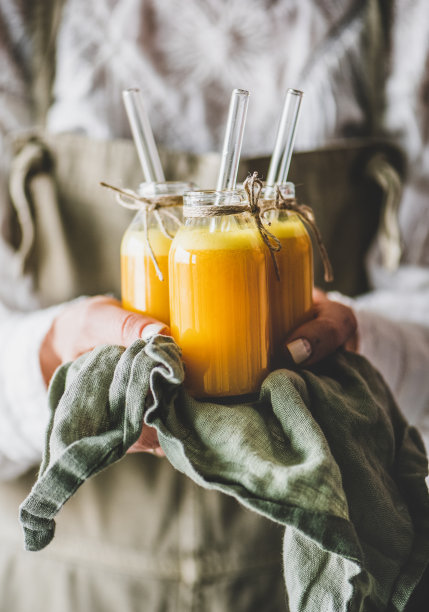 女人拿着瓶子水果维他命免疫增强饮料图片下载