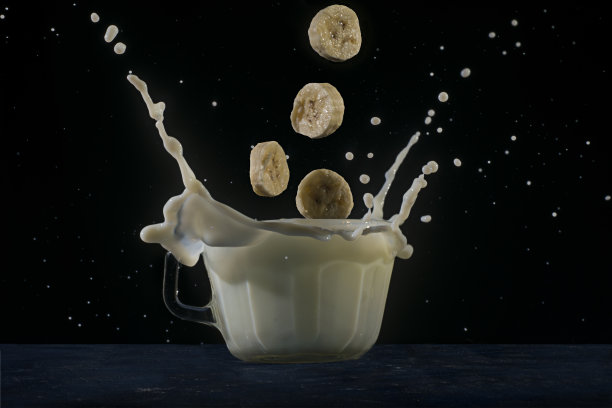 一些香蕉片掉在一杯牛奶上图片下载