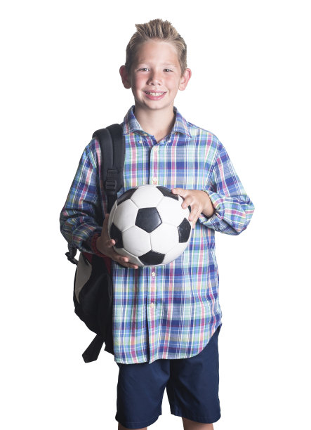 小学小男孩微笑着拿着足球图片下载