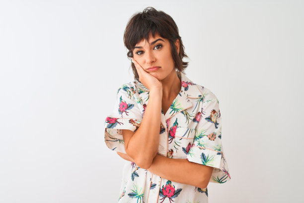 美丽的女人在假期穿着夏季休闲衬衫在孤立的白色背景下思考看起来疲倦和无聊的抑郁问题与双臂交叉。图片下载