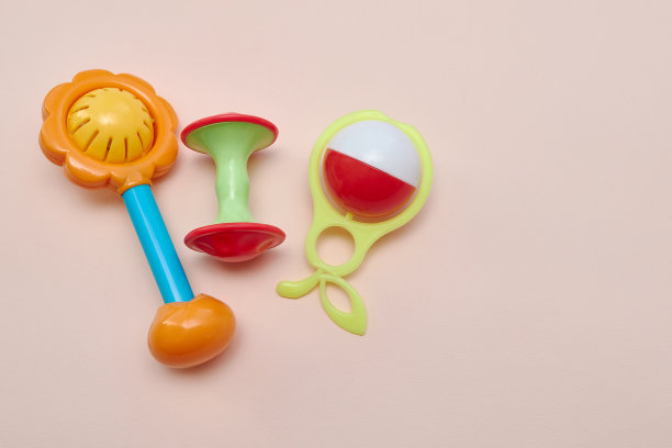 塑料复古喋喋不休。粉色背景的婴儿玩具。平的。副本的空间。图片下载