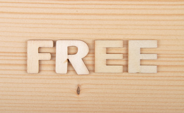 来自于浅色木材上的木质字母图片下载