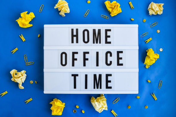 蓝色背景的HOME OFFICE TIME文本灯箱，拷贝空间，用于自由职业者冠状病毒新冠肺炎检疫的皱巴巴的黄色纸张横幅图片下载