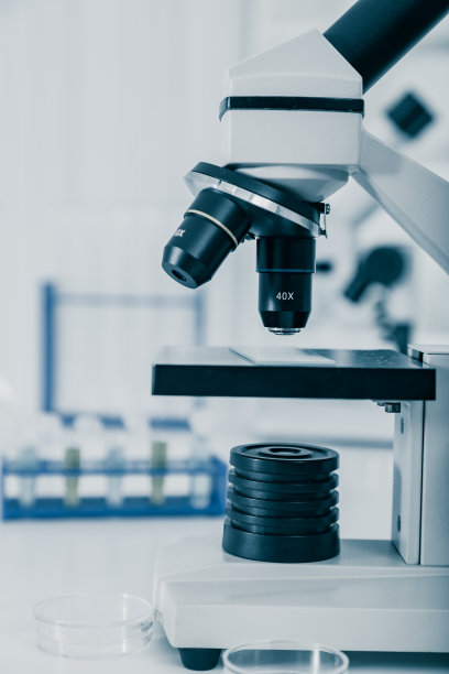 实验室显微镜。实验室里的现代显微镜图片下载