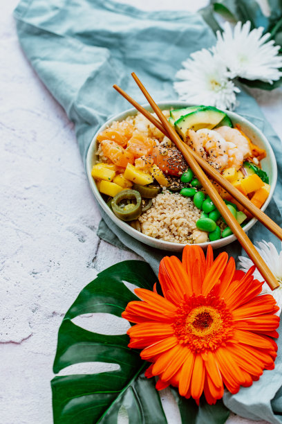 上面的照片，戳，传统的夏威夷生鱼沙拉，筷子和复制空间图片下载