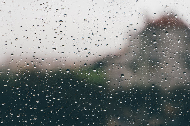 雨滴落在窗户上图片下载