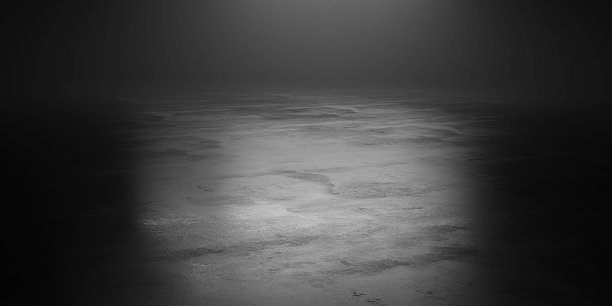 黑暗的地下工业垃圾地下室房间与低关键光背景纹理3d渲染插图图片下载