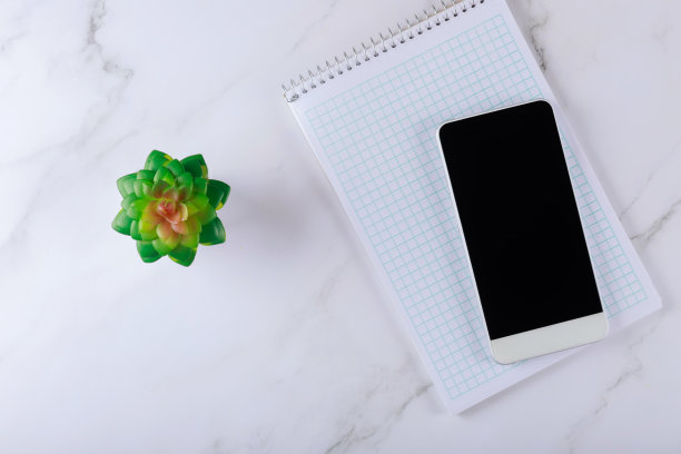 办公用品，智能手机和螺旋记事本图片下载