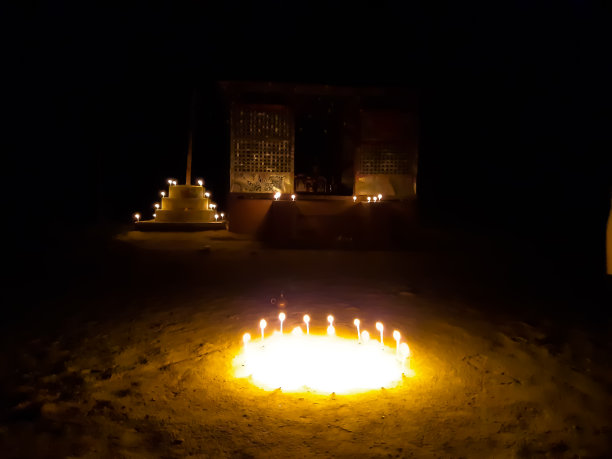 灯在地上亮。图片下载