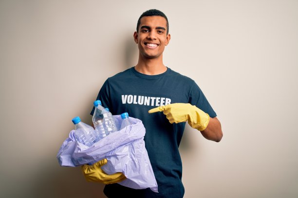 英俊的非裔美国人志愿者回收塑料瓶关心环境非常幸福的手指和手指图片下载