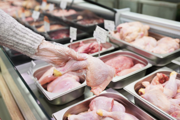 特写手女人在商店买鸡肉图片下载