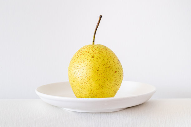 白色背景上的梨子图片下载